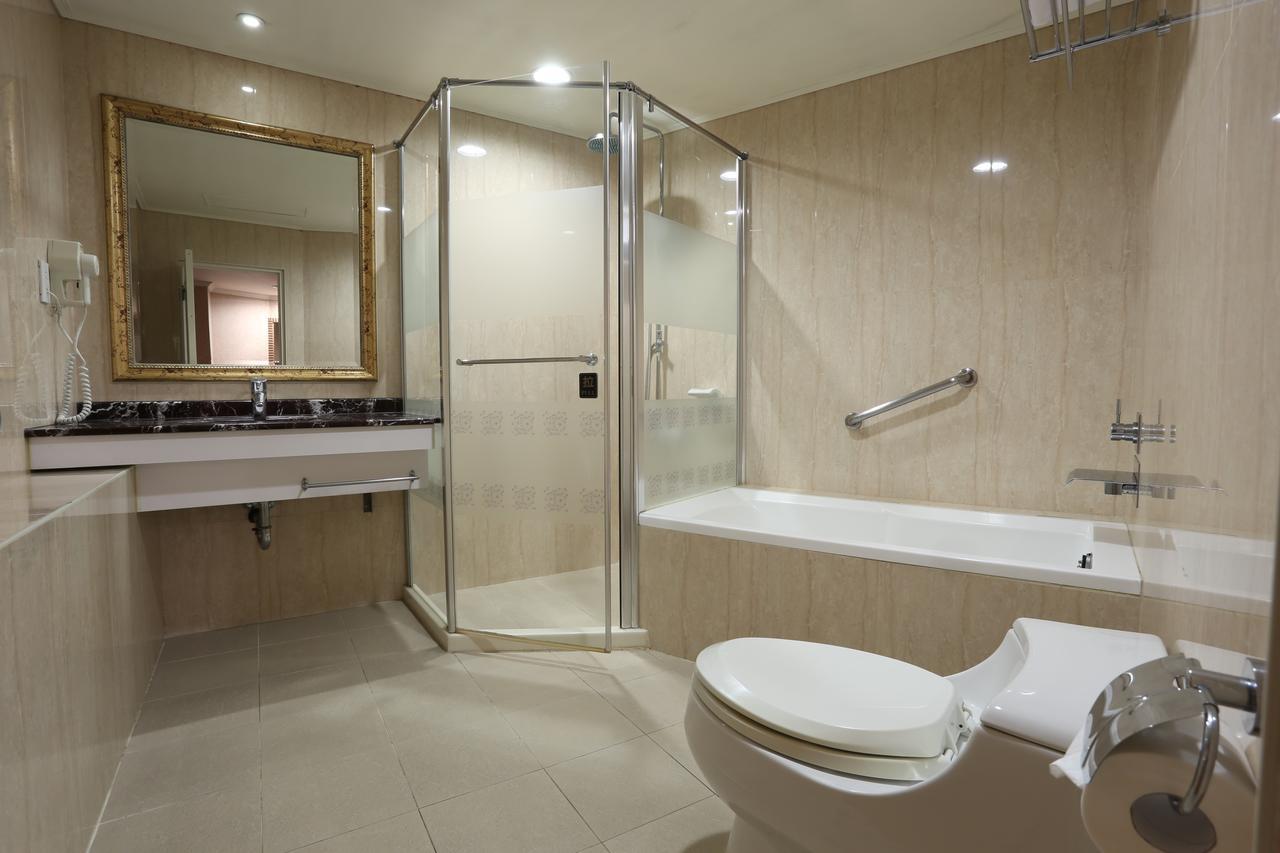Monalisa Hotel Тайнан Екстериор снимка