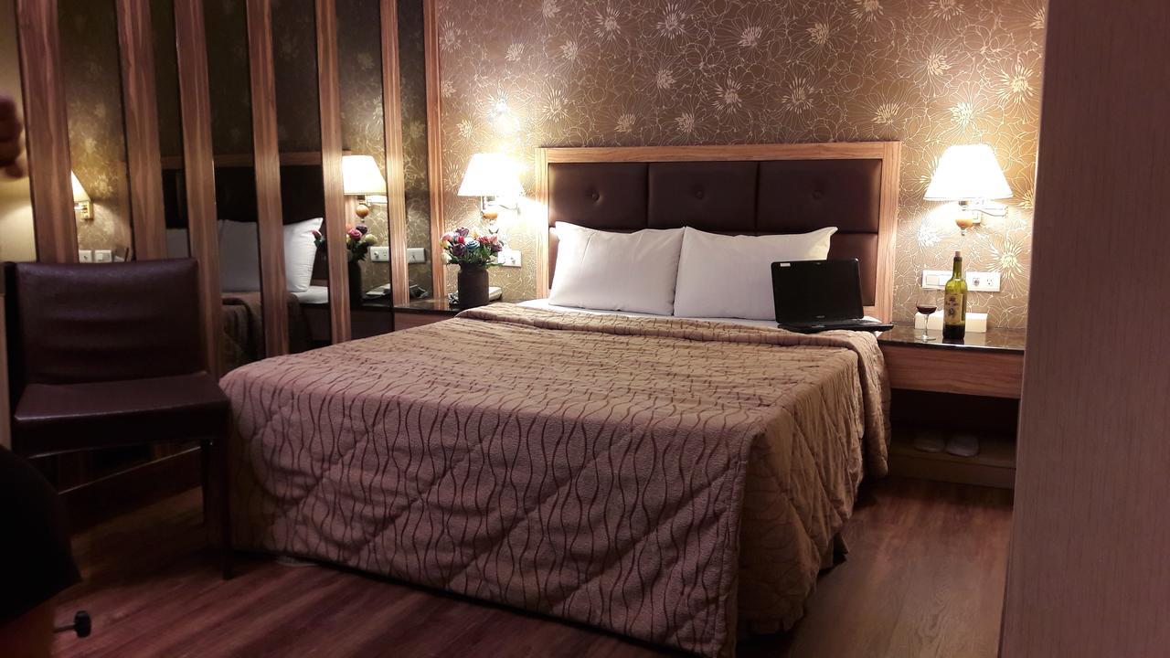 Monalisa Hotel Тайнан Екстериор снимка